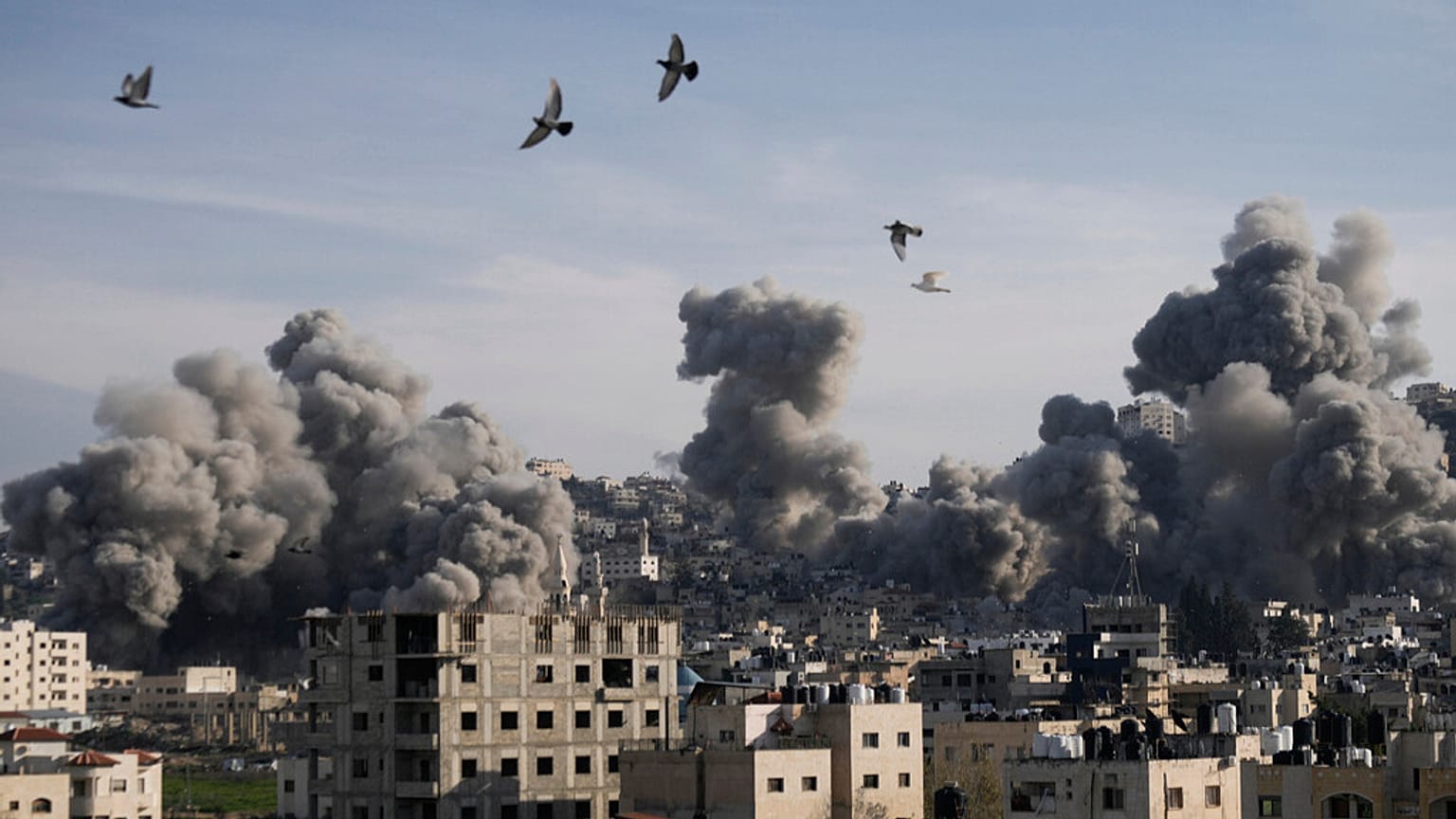explosion déclenchée par l'armée israélienne, sur des bâtiments utilisés par des militants palestiniens dans le camp de réfugiés de Jénine