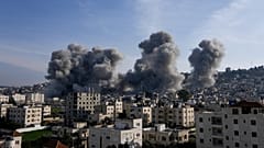 دخان يتصاعد في مخيم جنين بعد قصف إسرائيلي استهدف مبانٍ قال إنها لمسلحين فلسطينيين – 2 فبراير 2025