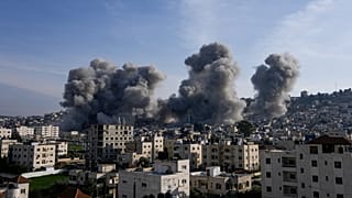 دخان يتصاعد في مخيم جنين بعد قصف إسرائيلي استهدف مبانٍ قال إنها لمسلحين فلسطينيين – 2 فبراير 2025
