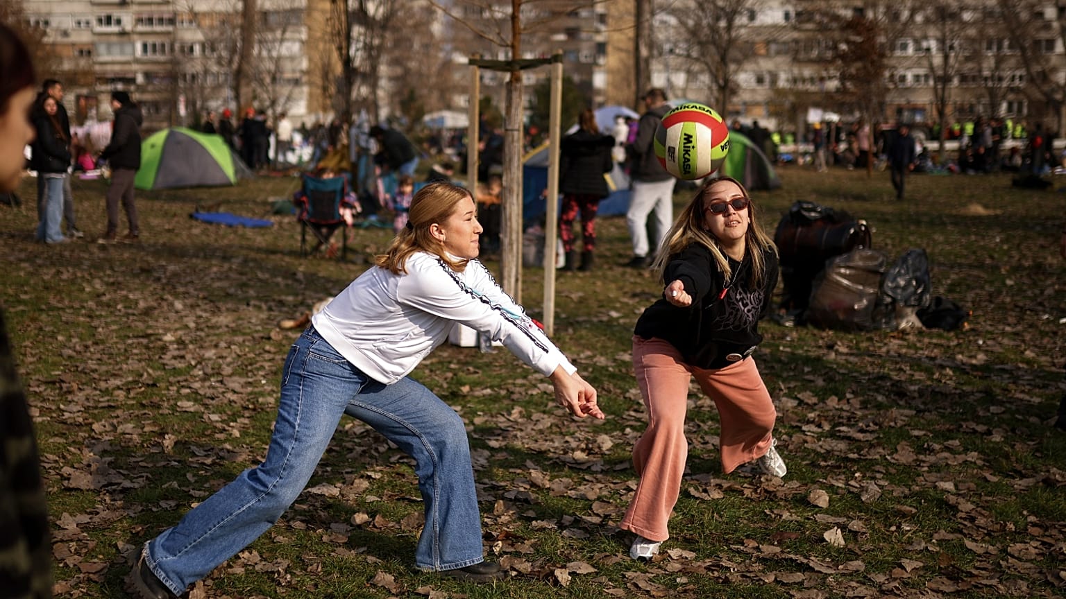 يلعب الطلاب الكرة الطائرة أثناء احتجاجهم ضد الفساد، الأحد 2 فبراير 2025.