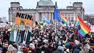 Des manifestants réunis devant la Bundestag à Berlin le 2 février 2025