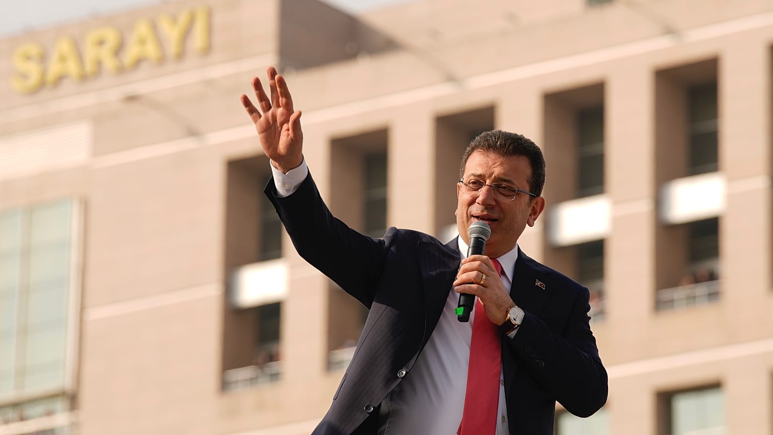 İstanbul Büyükşehir Belediye Başkanı Ekrem İmamoğlu, 31 Ocak 2025 Cuma günü İstanbul Adliyesi önünde destekçilerine hitap ediyor. (AP/Emrah Gürel)