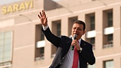 İstanbul Büyükşehir Belediye Başkanı Ekrem İmamoğlu, 31 Ocak 2025 Cuma günü İstanbul Adliyesi önünde destekçilerine hitap ediyor. (AP/Emrah Gürel)