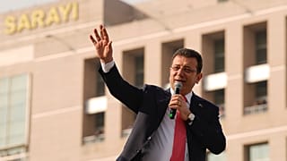 İstanbul Büyükşehir Belediye Başkanı Ekrem İmamoğlu, 31 Ocak 2025 Cuma günü İstanbul Adliyesi önünde destekçilerine hitap ediyor. (AP/Emrah Gürel)