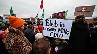 Tüntetők a berlini naggyűlésen
