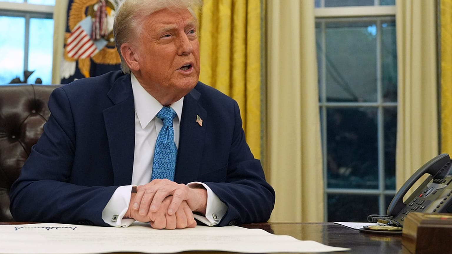 El presidente Donald Trump habla con los periodistas mientras firma órdenes ejecutivas en el Despacho Oval de la Casa Blanca, el viernes 31 de enero de 2025, en Washington.