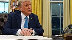 Präsident Donald Trump spricht zu Reportern, während er im Oval Office des Weißen Hauses am Freitag, 31. Januar 2025, in Washington Durchführungsverordnungen unterzeichnet.