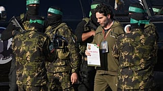 O israelita Ofer Kalderon, refém do Hamas em Gaza desde 7 de outubro de 2023, caminha ao lado de combatentes do Hamas antes de ser entregue à Cruz Vermelha
