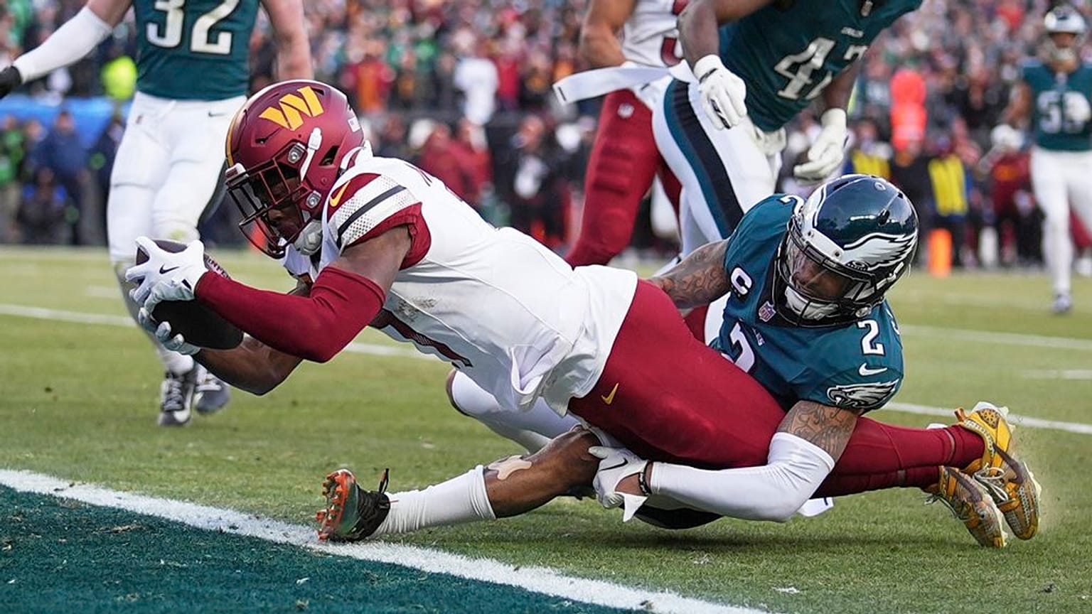 A Washington Commanders Terry McLaurin touchdownt ér el a Philadelphia Eagles cornerbackje, Darius Slay (2) szorításában a két csapat NFL-mérkőzésén 2025.január 26-án.