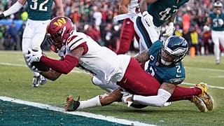 A Washington Commanders Terry McLaurin touchdownt ér el a Philadelphia Eagles cornerbackje, Darius Slay (2) szorításában a két csapat NFL-mérkőzésén 2025.január 26-án.