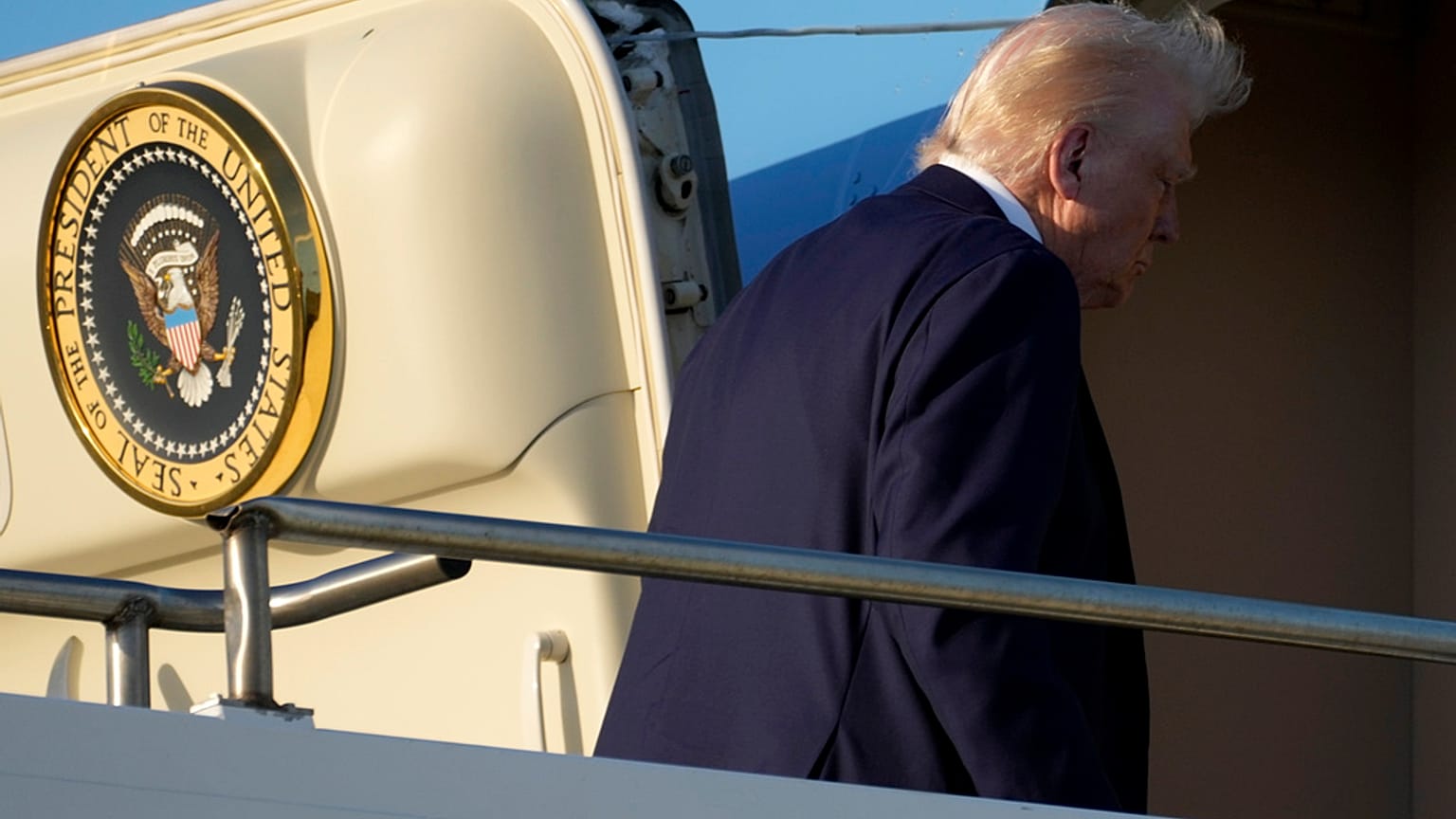 Prezydent USA Donald Trump wchodzi na pokład samolotu.