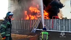  صورة من الأرشيف- رجال الإطفاء يعملون في موقع خزان نفط في منطقة آزوف في منطقة روستوف أون دون في روسيا يوم الثلاثاء 18 يونيو 2024