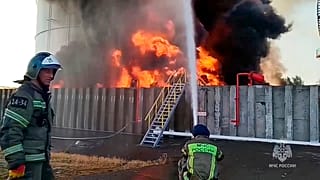  صورة من الأرشيف- رجال الإطفاء يعملون في موقع خزان نفط في منطقة آزوف في منطقة روستوف أون دون في روسيا يوم الثلاثاء 18 يونيو 2024