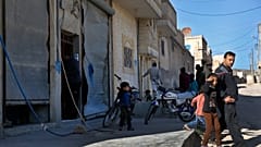 تجمع للسكان بجوار المحلات المتضررة عقب انفجار استهدف مركبة للتحالف، مسفراً عن مقتل جندي أمريكي وآخر بريطاني. 31 مارس 2018