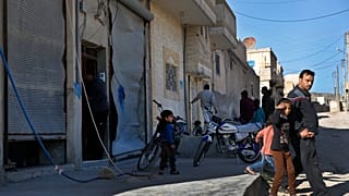 تجمع للسكان بجوار المحلات المتضررة عقب انفجار استهدف مركبة للتحالف، مسفراً عن مقتل جندي أمريكي وآخر بريطاني. 31 مارس 2018