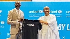 Khaby Lame, estrella de TikTok, recibe una camiseta de Gilles Fagninou, director regional de UNICEF para África Occidental y Central
