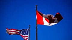 La bandera de Estados Unidos, a la izquierda, y la de Canadá, a la derecha, ondean juntas en Ottawa.