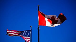 Trump'ın gümrük vergilerini açıkladığı gün Ottawa'da ABD bayrağı (solda) ve Kanada bayrağı (sağda) yan yana dalgalanıyor