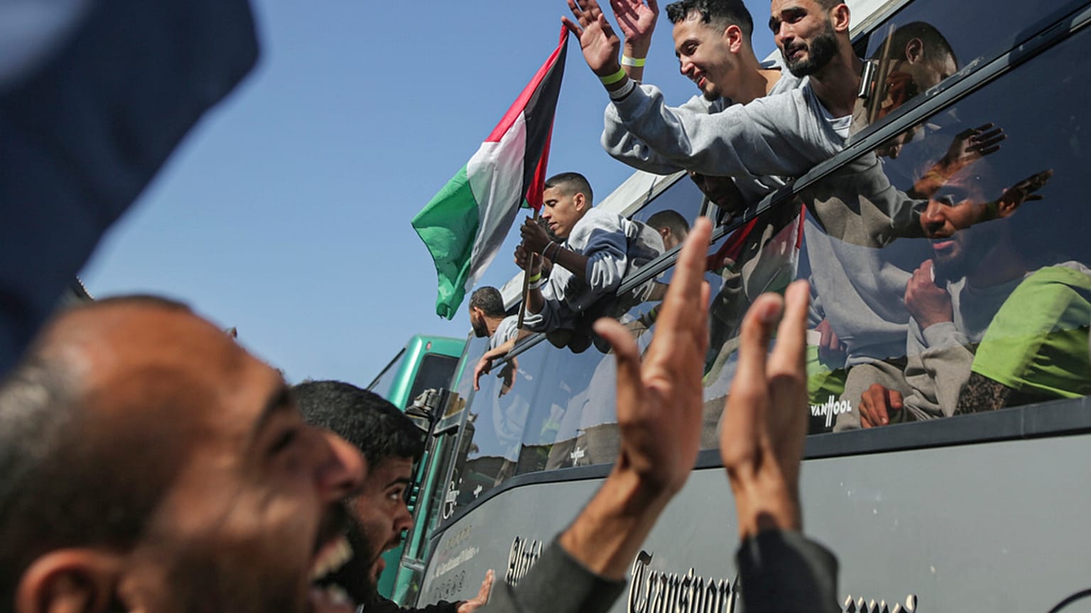 أسرى فلسطينيون محررون في استقبال حشد من الجماهير لدى وصولهم إلى قطاع غزة بعد إطلاق سراحهم من أحد السجون الإسرائيلية ، 1 فبراير/شباط 2025. 
