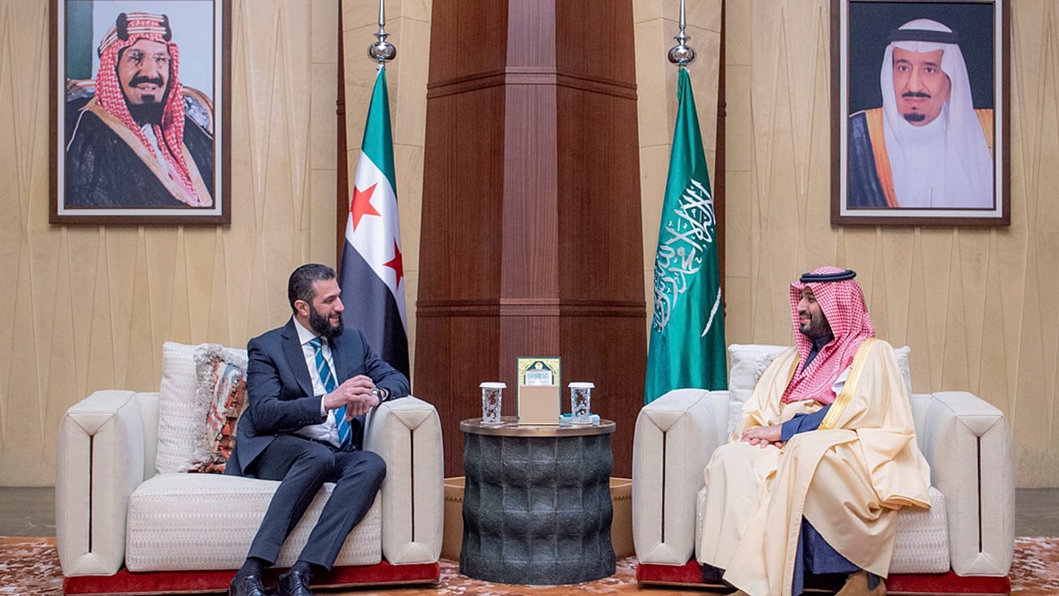 ولي العهد السعودي الأمير محمد بن سلمان يلتقي بالرئيس السوري المؤقت أحمد الشرع، في القصر الملكي في الرياض، المملكة العربية السعودية، الأحد، 2 فبراير/شباط 2025.