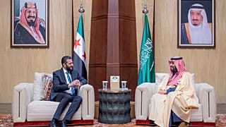 ولي العهد السعودي الأمير محمد بن سلمان يلتقي بالرئيس السوري المؤقت أحمد الشرع، في القصر الملكي في الرياض، المملكة العربية السعودية، الأحد، 2 فبراير/شباط 2025.