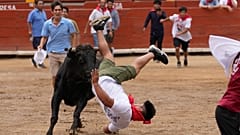 Un participante es atropellado por un toro en la Plaza de Toros de Acho en Lima, Perú, 2.02.2025