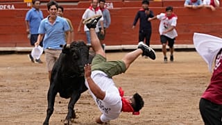 Un participant se fait renverser par un taureau dans les arènes de la Plaza de Toros de Acho à Lima, au Pérou, le 2.02.2025