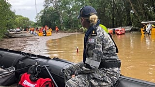 Der Ministerpräsident des Bundesstaates Queensland, David Crisafulli, hat erklärt, dass mit weiteren Regenfällen und Überschwemmungen zu rechnen sei.