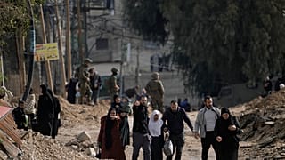 فلسطينيون نزحوا بسبب العملية العسكرية الإسرائيلية على مخيم جنين للاجئين في الضفة الغربية وهم يحملون أمتعتهم يوم الخميس، 23 يناير/كانون الثاني 2025. 