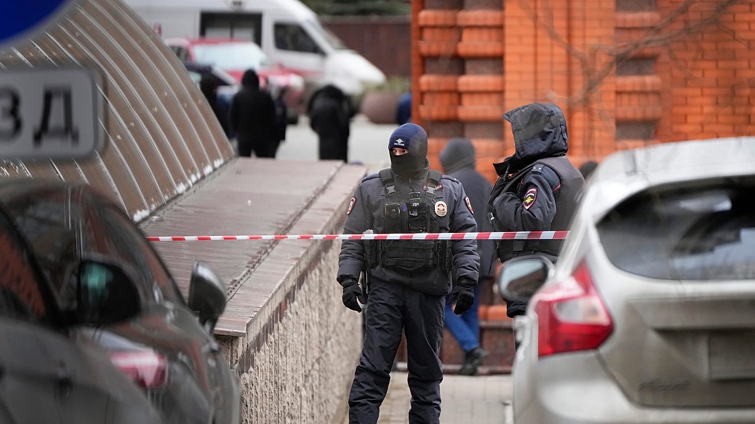 Agenti di polizia sul luogo di un'esplosione nel complesso residenziale Alye Parusa a Mosca, il 3 febbraio 2025
