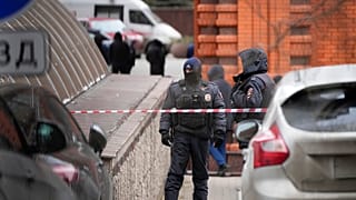 Policiers sur le site d'une explosion dans la cité Alye Parusa à Moscou, le 3 février 2025.