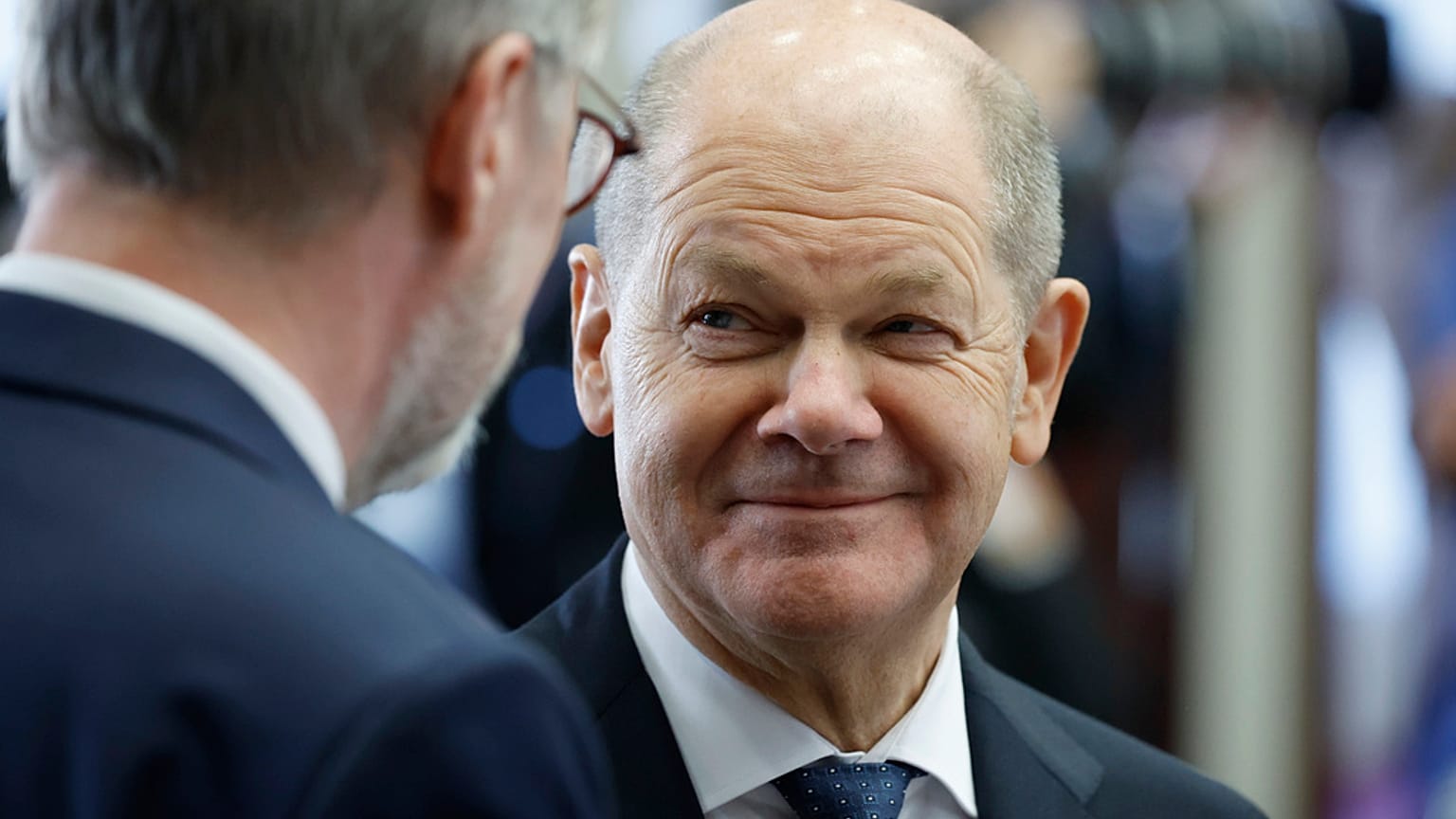Olaf Scholz német kancellár (jobbra) Petr Fiala cseh miniszterelnökkel beszélget a brüsszeli EU-csúcson tartott kerekasztal-beszélgetésen 2025. február 3-án, hétfőn.