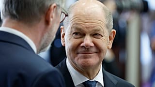 Der deutsche Bundeskanzler Olaf Scholz, rechts, spricht mit dem tschechischen Premierminister Petr Fiala bei einem runden Tisch während eines EU-Gipfels in Brüssel, Montag, 3. Februar 2025.