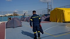 Η πυροσβεστική στήνει τέντες στη Σαντορίνη στο πλαίσιο των έκτακτων μέτρων λόγω της σεισμικότητας στην περιοχή
