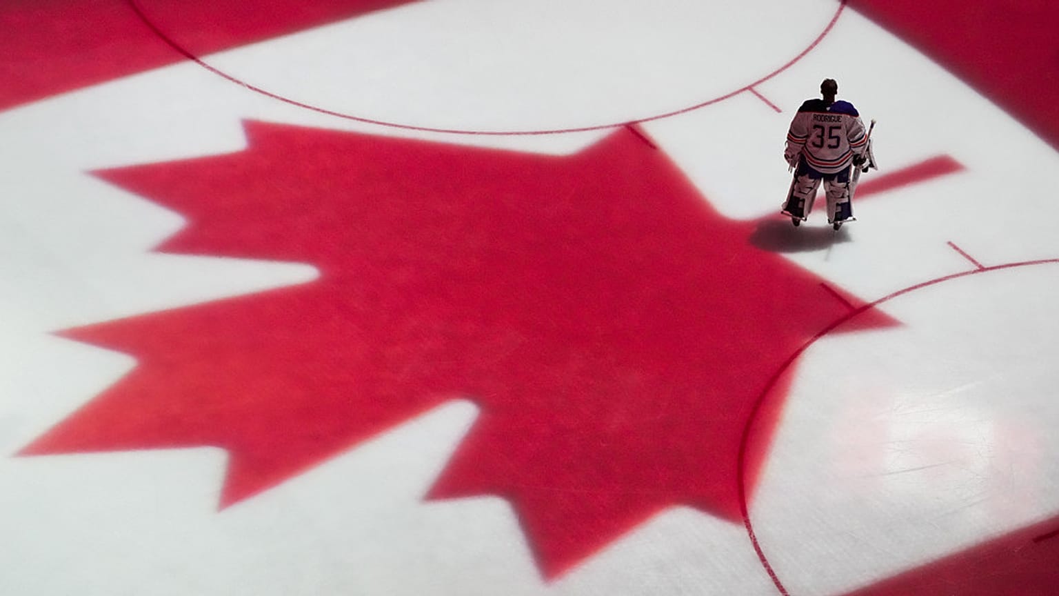 DOSYA: Edmonton Oilers kalecisi Olivier Rodrigue, 2 Ekim 2024 Çarşamba günü Seattle'da Seattle Kraken'e karşı oynanan NHL sezon öncesi hokey maçından önce buzun üzerinde duruyor 