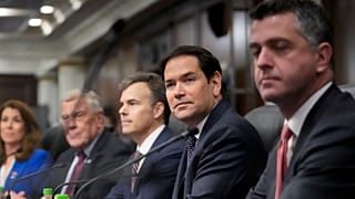 El secretario de Estado de EE.UU., Marco Rubio, segundo a la derecha, se reúne con el presidente panameño, José Raúl Mulino, en el palacio presidencial de Ciudad de Panamá