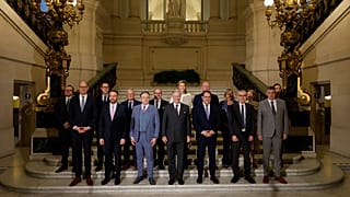 ملك بلجيكا فيليب، في الوسط إلى الأمام، ورئيس الوزراء البلجيكي الجديد بارت دي فيفر، في الوسط إلى اليسار، في صورة مع الوزراء
