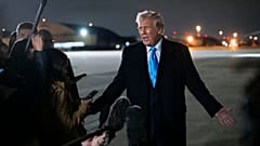 ABD Başkanı Donald Trump 2 Şubat 2025 tarihinde Air Force One'ın yanında gazetecilere konuşuyor.