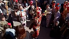 Un bailarín hace sonar sus campanas durante la fiesta de la Endiablada en Almonacid del Marquesado, España