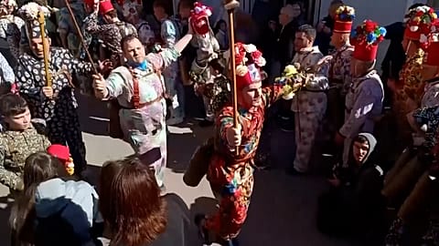 Un danseur fait sonner ses cloches lors de la fête de l'Endiablada à Almonacid del Marquesado, en Espagne, le 02.02.2025