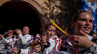 Donne ballano durante la festa tradizionale dell'Endiablada ad Almonacid del Marquesado, in Spagna (2 febbraio 2025)