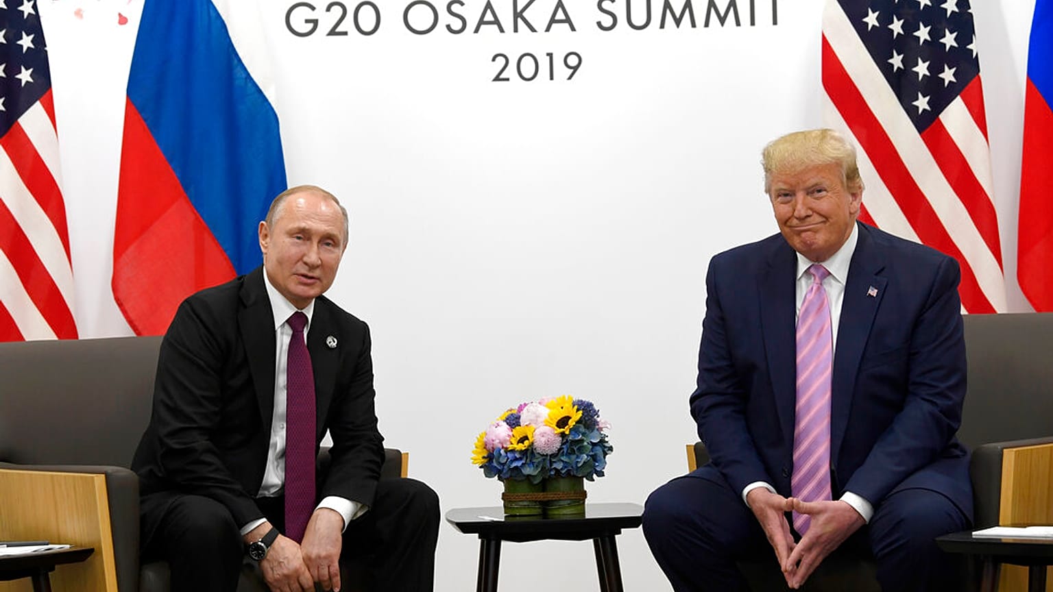 ABD Başkanı Donald Trump, görevdeki ilk döneminde düzenlenen G20 Osaka Zirvesi'nde Rusya Devlet Başkanı Vladimir Putin ile birlikte, 28 Haziran 2019 