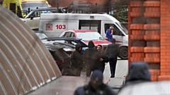 Ένα ασθενοφόρο στέκεται στην αυλή ενός πολυτελούς συγκροτήματος κατοικιών στη Μόσχα, 3 Φεβρουαρίου 2025