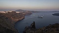 Yunanistan açıklarında Helen Yayı diye bilinen volkanik bir ada grubu var