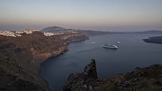 Yunanistan açıklarında Helen Yayı diye bilinen volkanik bir ada grubu var