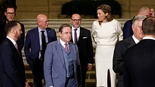 Новый премьер-министр Бельгии Барт де Вевер принимает присягу своего правительства.