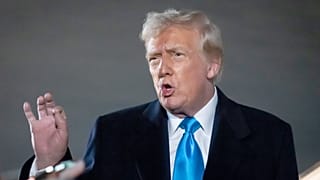 Başkan Donald Trump 2 Şubat 2025'te Andrews Ortak Üssü'ne geri döndükten sonra Air Force One'ın yanında gazetecilere konuşuyor.