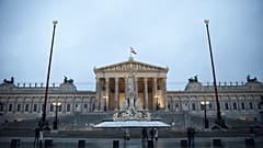 Вид на австрийский парламент в Вене, Австрия, воскресенье, 5 января 2025 г. В воскресенье OeVP выдвинула генерального секретаря Кристиана Штокера в качестве временного лидера после ожидаемого