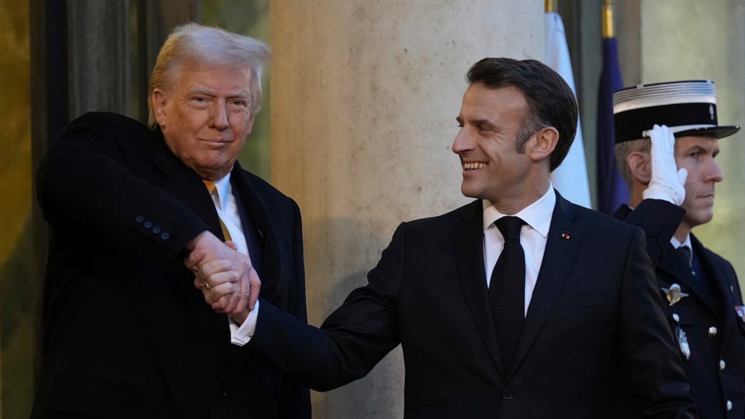 الرئيس الفرنسي إيمانويل ماكرون يرحب بالرئيس دونالد ترامب لدى وصوله إلى قصر الإليزيه، السبت 7 ديسمبر/كانون الأول 2024 في باريس.