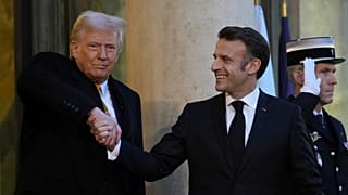 الرئيس الفرنسي إيمانويل ماكرون يرحب بالرئيس دونالد ترامب لدى وصوله إلى قصر الإليزيه، السبت 7 ديسمبر/كانون الأول 2024 في باريس.
